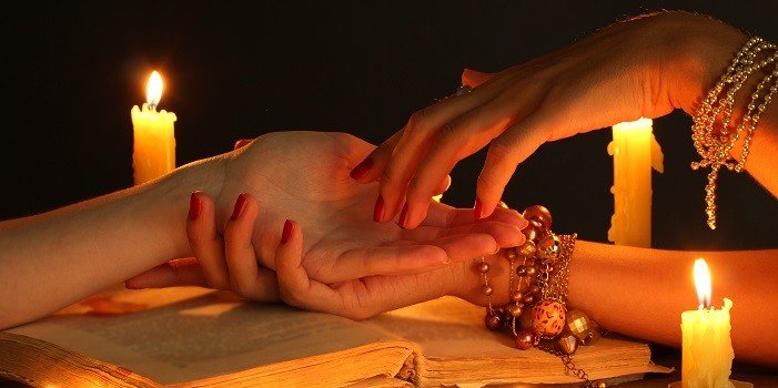 femme lisant les lignes de la main