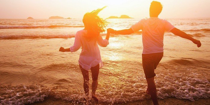 Couple courant près de la mer